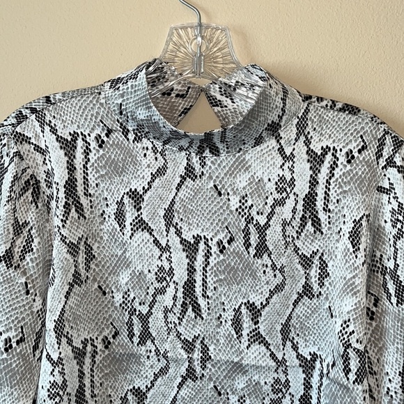 EXPRESS Snake Print Crop Long Sleeve Blouse Women’s S/P - Picture 3 of 7